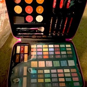 2 nwt ulta make up kits